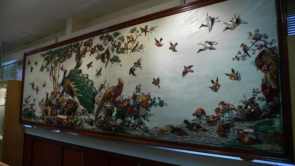 2008-10-09_042133_2017.jpg - Wycieczka objazdowa - Cóż za arcydzieła sztuki użytkowej - wszystko z kamieni półszlachetnych - gdy ktoś klasnął to zapalały sie diodki i ptaszki śpiewały