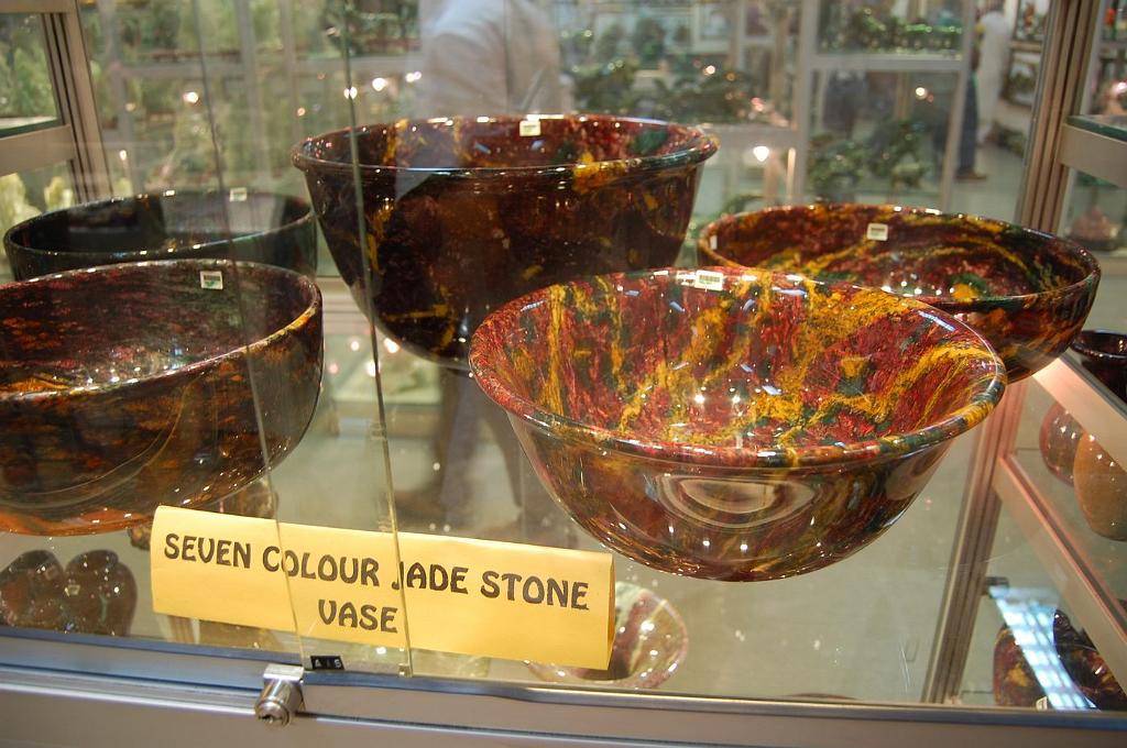 2008-10-09_042730_0180.jpg - Wycieczka objazdowa - wreszcie coś ładnego - to Jadeit - misy z jednego kawałka.