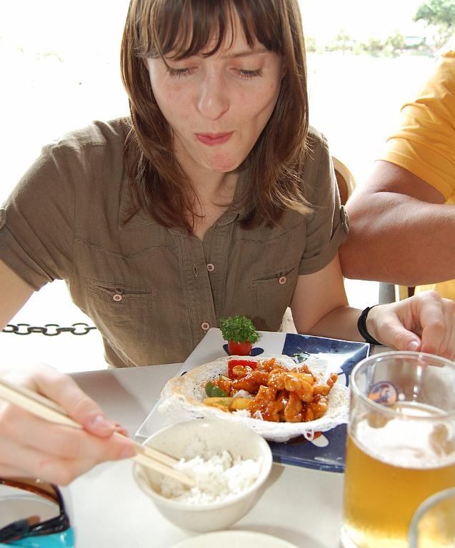 2008-10-09_072626_0222.jpg - Pałeczki służą do jedzenia