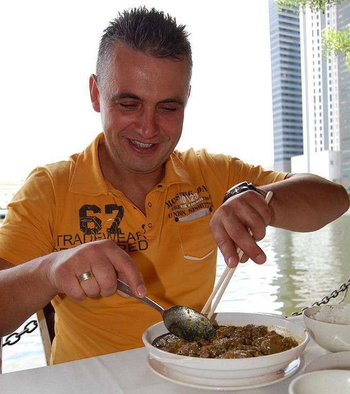 2008-10-09_072644_0224.jpg - Pałeczki służą do jedzenia - ale dobrze że dali łyżki