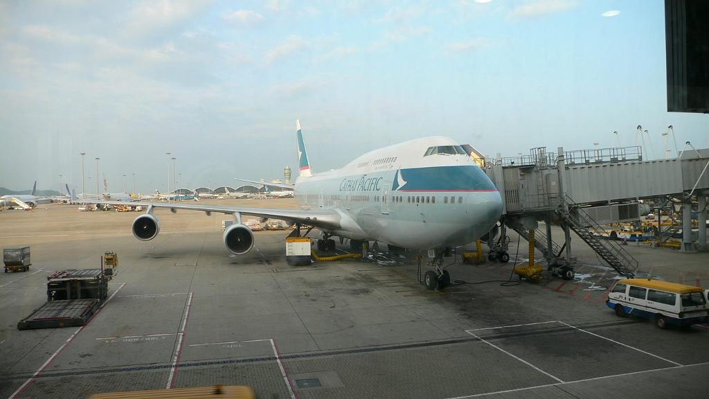 2008-10-08_010808_1961.jpg - Boeing 747 linii Cathay Pacific na lotnisku w HonkKongu - takim przylecieliśmy