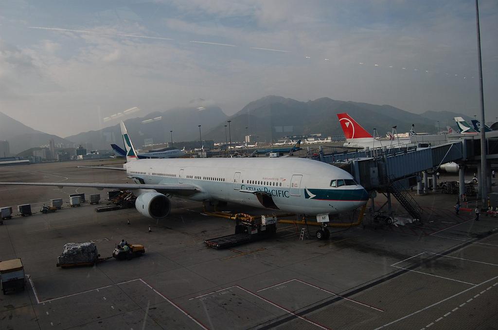 2008-10-08_020502_0083.jpg - Boeing 767 linii Cathay Pacific na lotnisku w HongKongu - *TYM* polecimy dalej