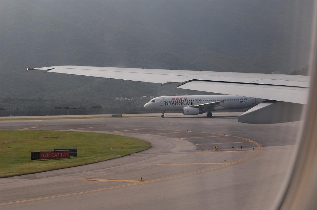 2008-10-08_031135_0086.jpg - Ruch samolotów na lotnisku Chek Lap Kok