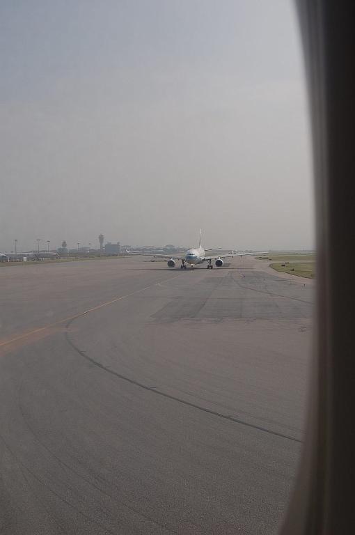 2008-10-08_031208_0087.jpg - Ruch samolotów na lotnisku Chek Lap Kok