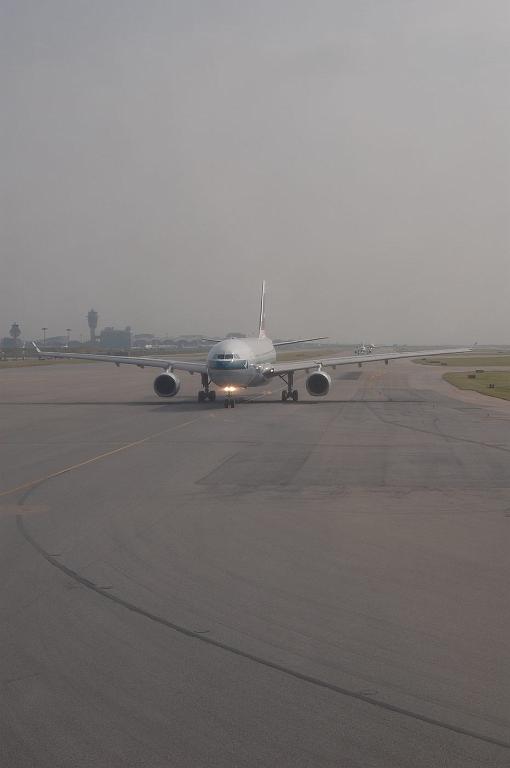 2008-10-08_031223_0088.jpg - Ruch samolotów na lotnisku Chek Lap Kok