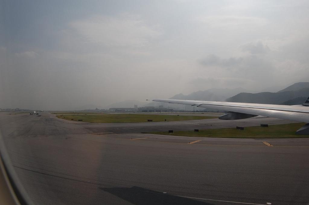 2008-10-08_031328_0090.jpg - Ruch samolotów na lotnisku Chek Lap Kok