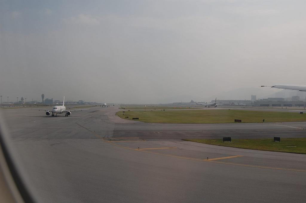 2008-10-08_031404_0091.jpg - Ruch samolotów na lotnisku Chek Lap Kok