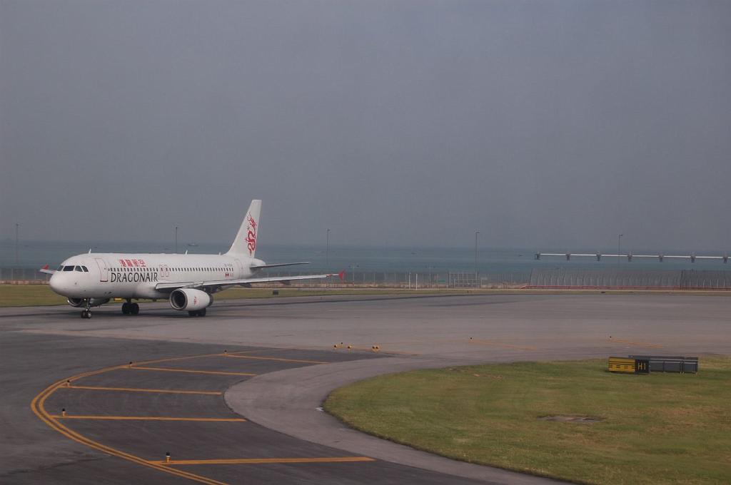 2008-10-08_031519_0092.jpg - Ruch samolotów na lotnisku Chek Lap Kok