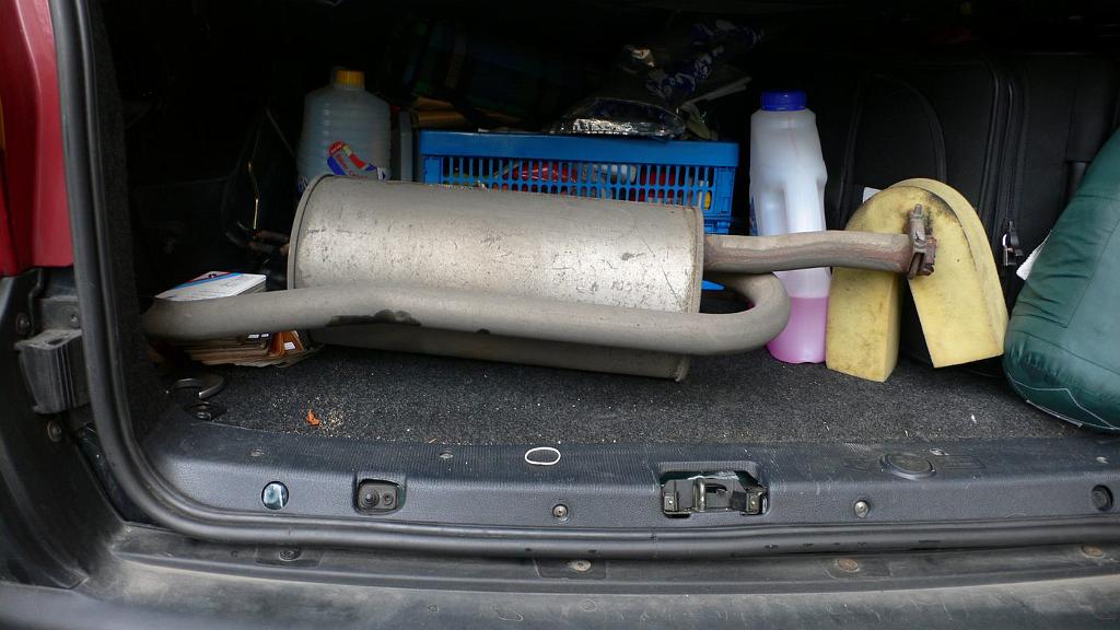 2008-10-28_122957_2559.jpg - Urwany tłumik zapakowany do bagażnika
